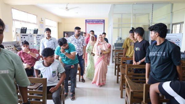 কারিগরি প্রশিক্ষণ কেন্দ্র পরিদর্শনকালে শিক্ষার্থীদের উদ্দেশ্য বক্তব্য রাখছেন মুন্সীগঞ্জ জেলা প্রশাসক সৈয়দা নুরমহল আশরাফী